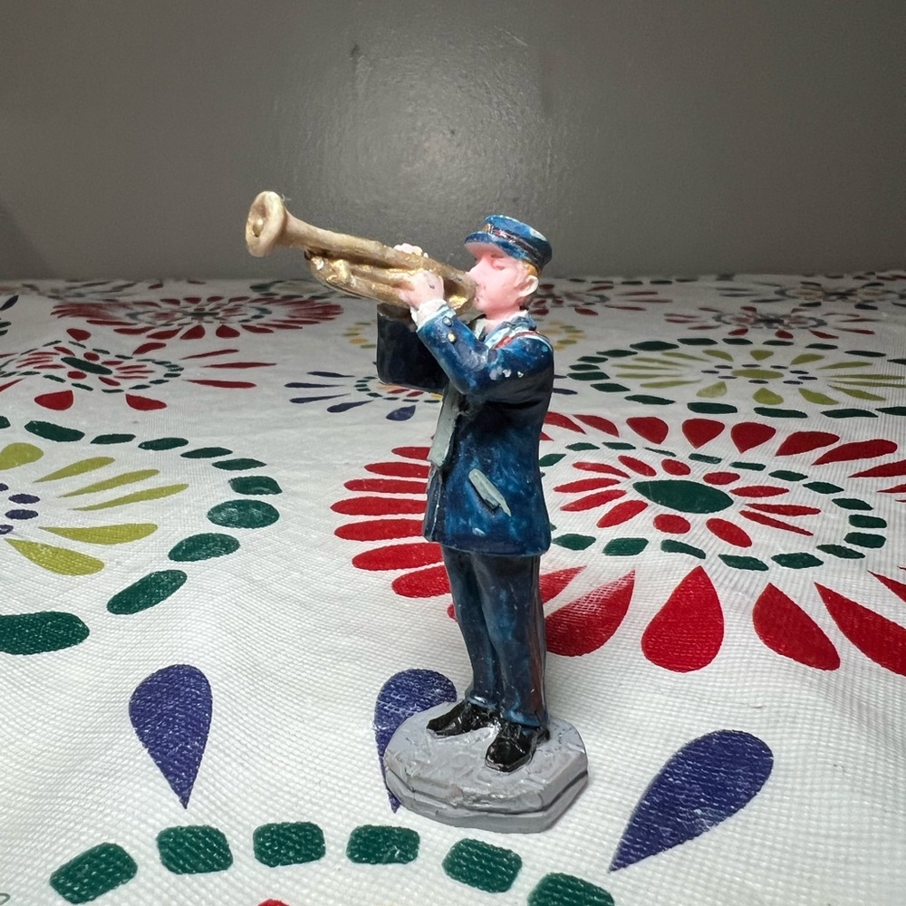 Lemax Figurine – Trumpet Player / Marching Band Musician
